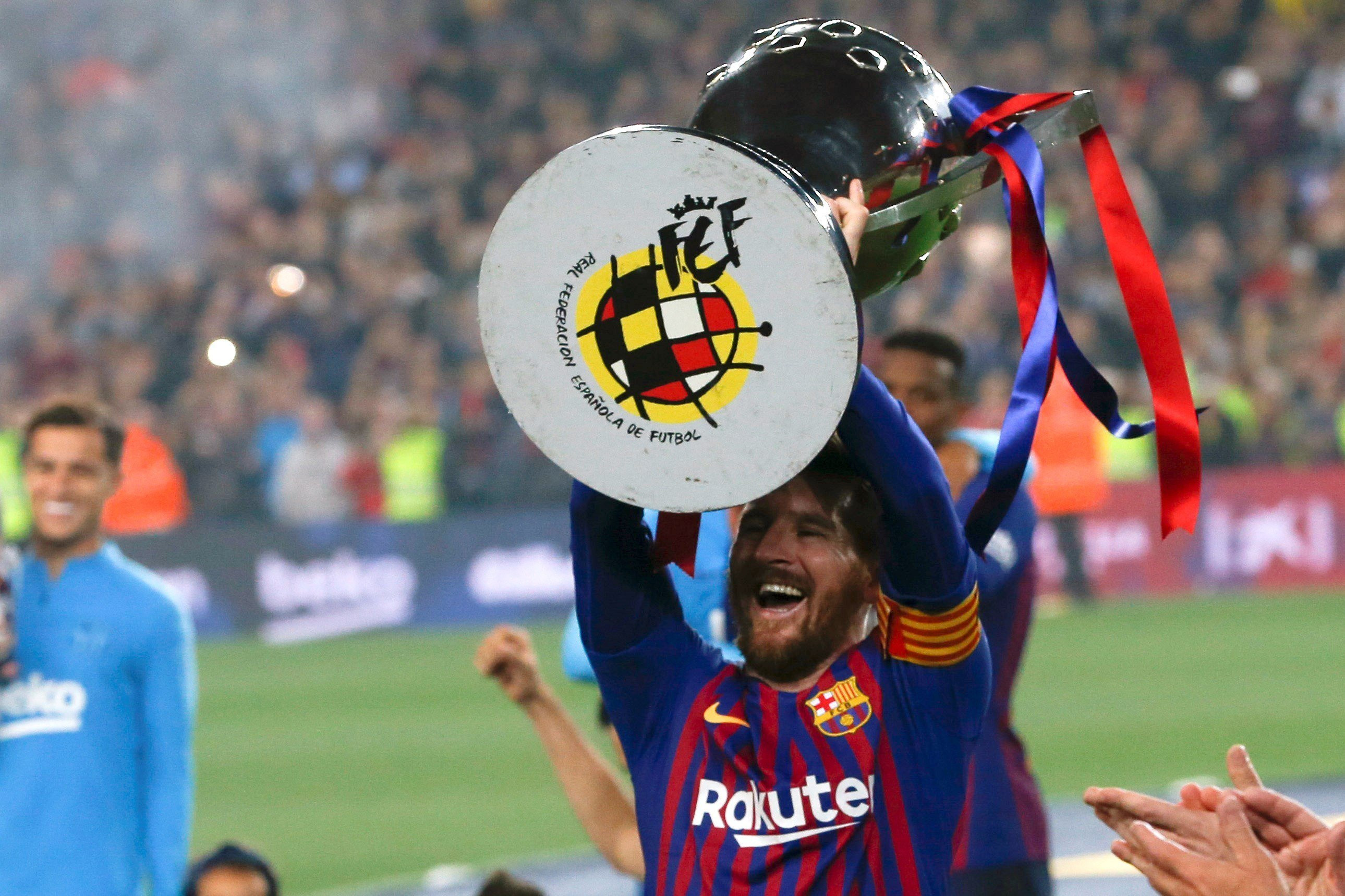 Leo Messi levanta el trofeo del título de Liga / EFE