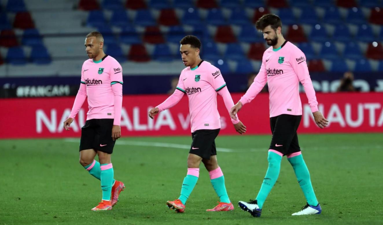Los jugadores del Barça lamentando el empate contra el Levante / FC Barcelona