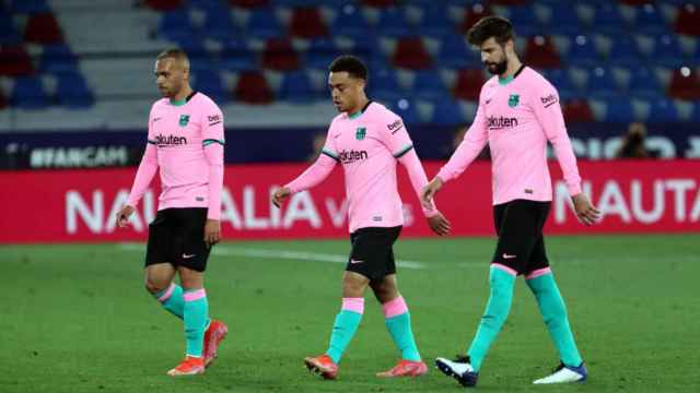 Los jugadores del Barça lamentando el empate contra el Levante / FC Barcelona