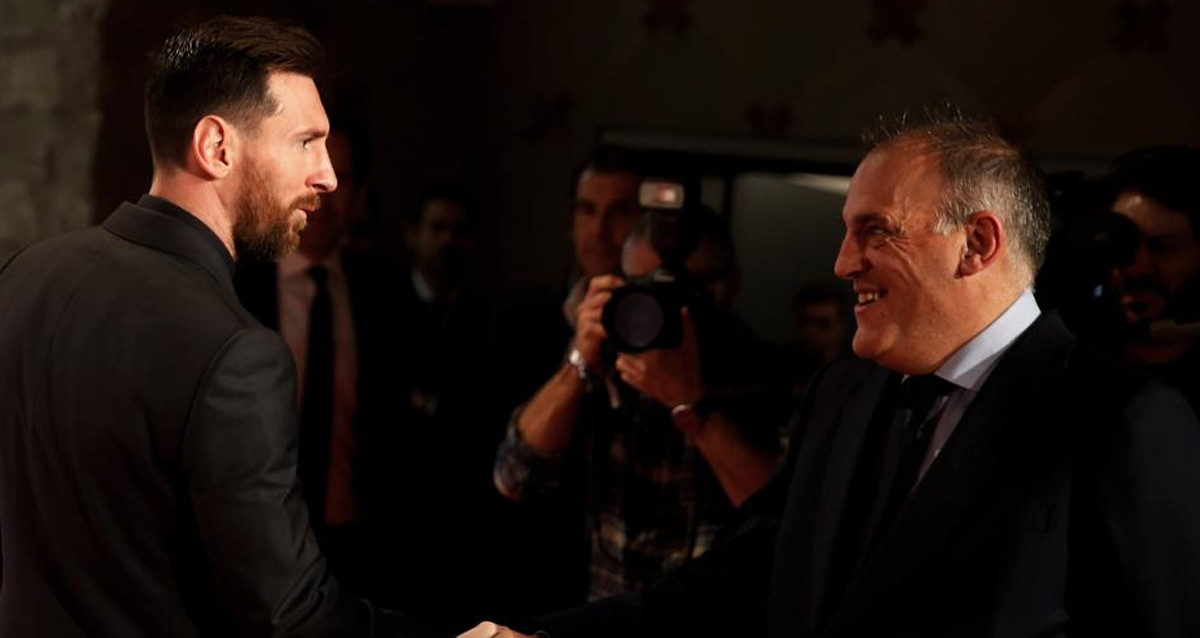 Leo Messi y Javier Tebas se saludan, durante un acto / EFE