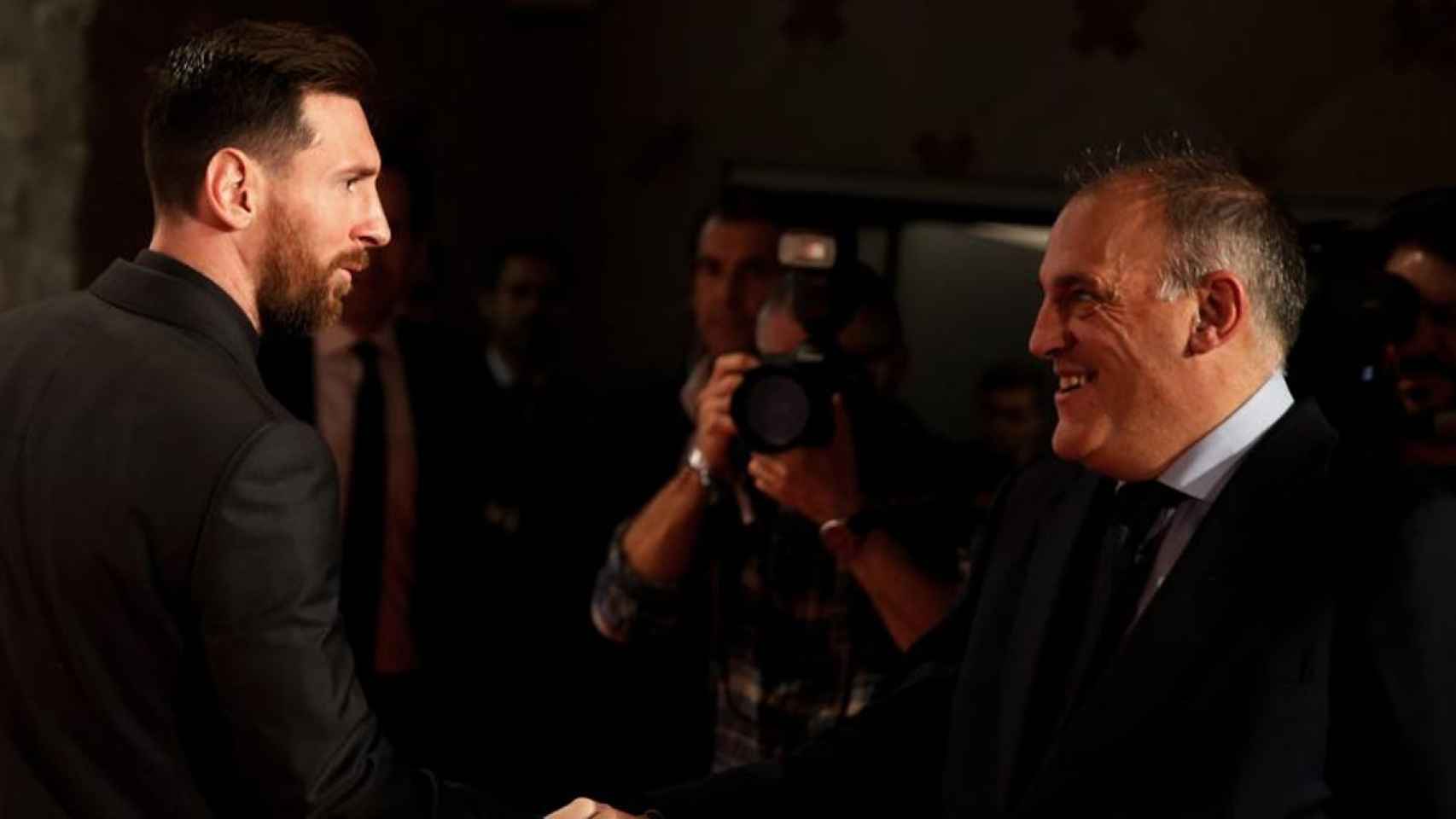 Leo Messi y Javier Tebas se saludan, durante un acto / EFE