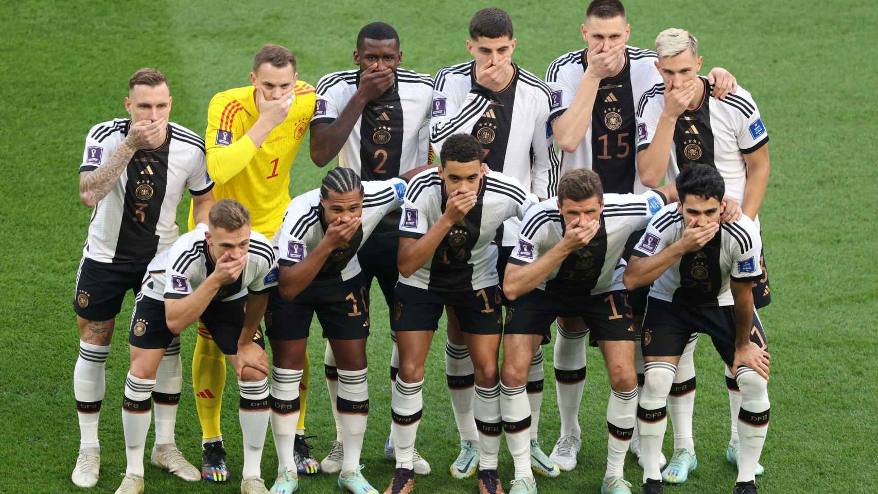 Protesta  los jugadores de Alemania se han tapado la boca antes de jugar contra Japón / REDES