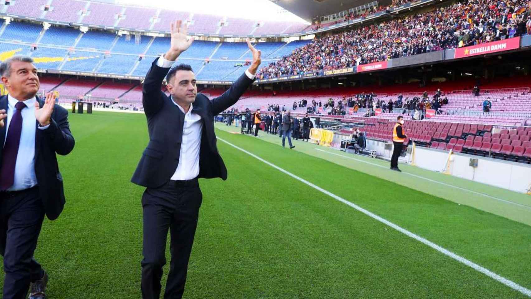 Joan Laporta y Xavi saludan afición del FC Barcelona en la presentación del egarense como entrenador del primer equipo / FCB