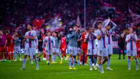 Marcos Alonso aplaude en Múnich junto a los centrales del Barça, Araujo, Koundé y Christensen, rodeados por Busquets, Gavi y De Jong / FCB