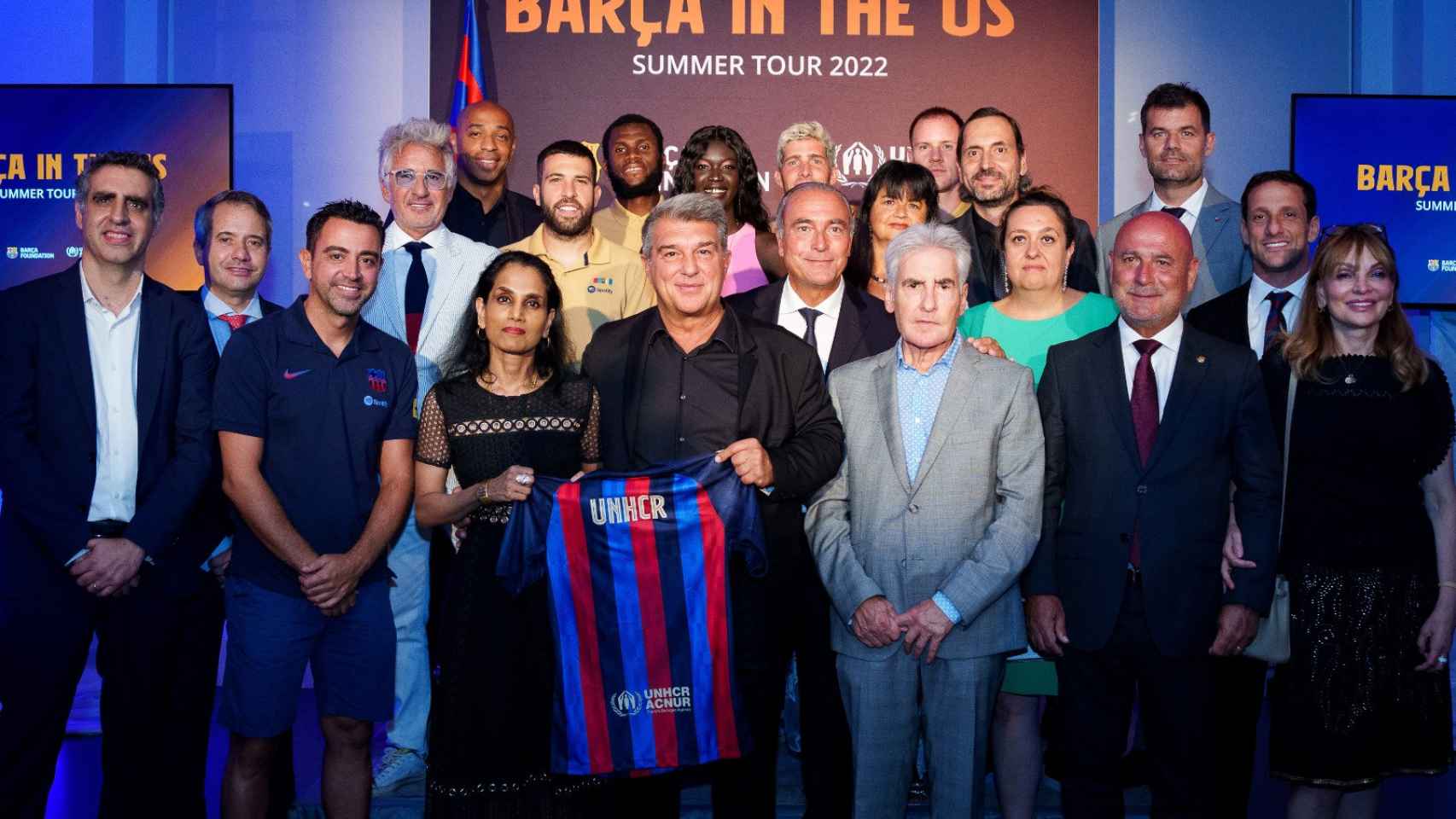 El Barça de Laporta, junto a Xavi y varios miembros de su junta directiva, reduce la deuda del club y celebra el acuerdo con ACNUR / FCB