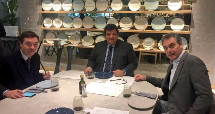 Josep Llorca (i), con el presidente de Peñarol y Pep Segura / PEÑAROL
