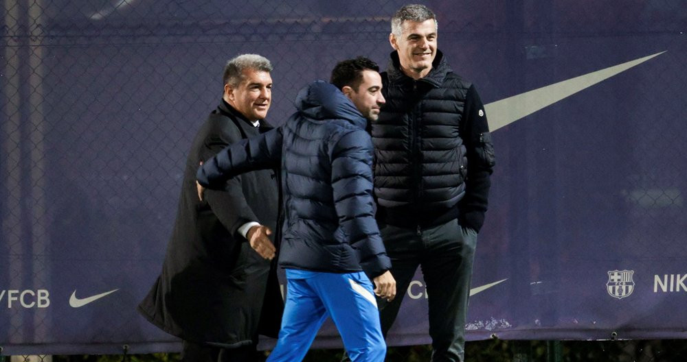 Laporta y Masip, saludando a Xavi, durante un entrenamiento del Barça / EFE