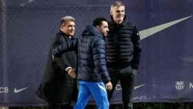 Laporta y Masip, saludando a Xavi, durante un entrenamiento del Barça / EFE
