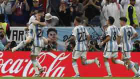 Messi, abraza a Nahuel Molina, después de anotar el gol argentino contra Países Bajos / EFE
