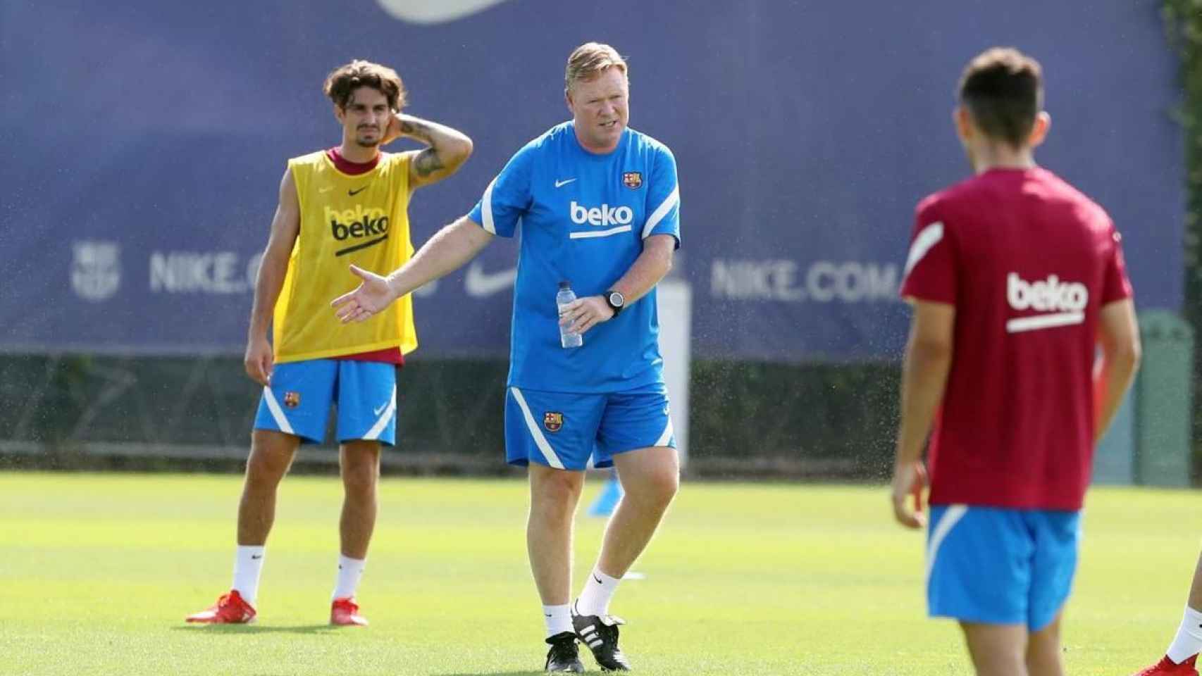Ronald Koeman dirige un entrenamiento de pretemporada de la primera plantilla del Barça / FCB