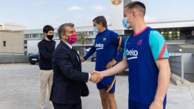 Laporta saludándose con Ter Stegen / FC Barcelona