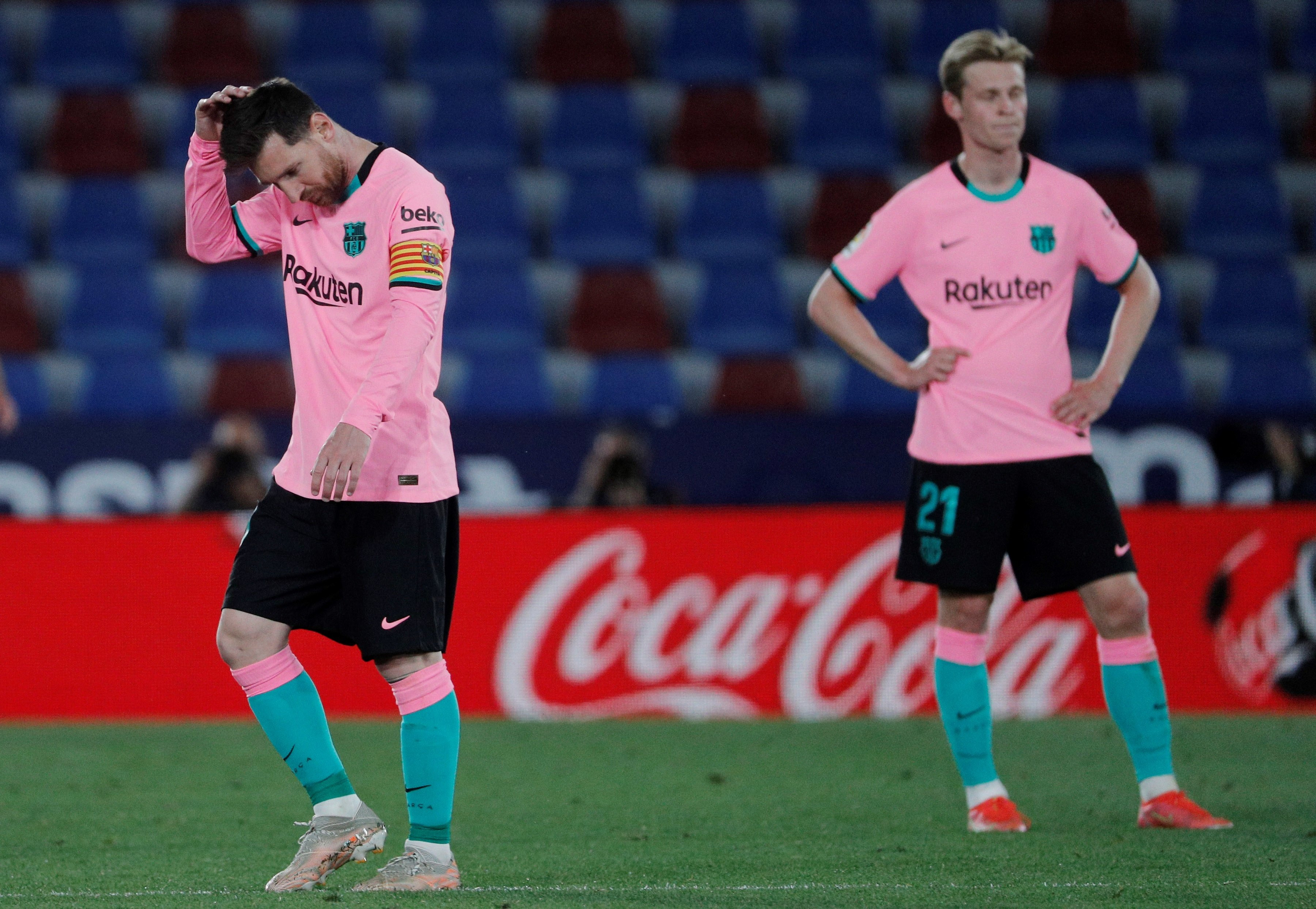 Leo Messi y De Jong, lamentando el empate contra el Levante | EFE