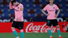 Leo Messi y De Jong, lamentando el empate contra el Levante | EFE