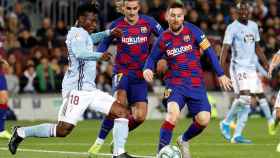 Joseph Aidoo con Leo Messi en el Celta-Barça / EFE