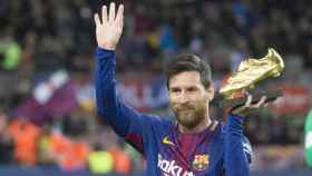 Leo Messi con presentando una Bota de Oro a los aficionados del Camp Nou / EFE