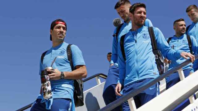 Luis Suárez junto a Leo Messi llegando a Sevilla para la final / FCB