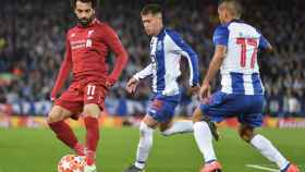 Salah en una ación contra los defensas del Oporto / EFE