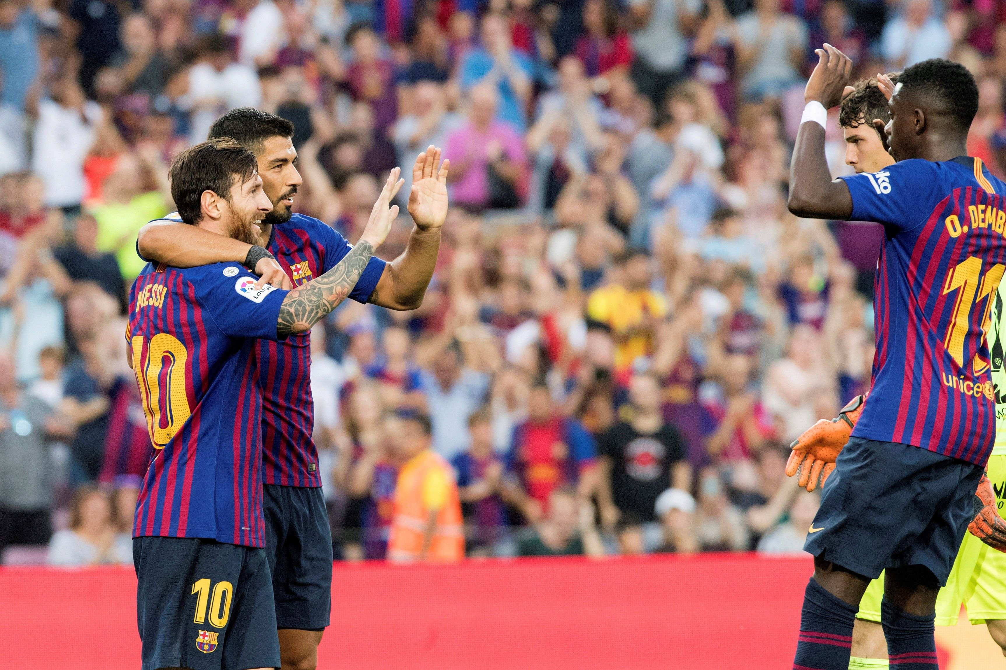 Messi y Suárez felicitan a Dembéle tras marcar / EFE