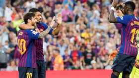 Messi y Suárez felicitan a Dembéle tras marcar / EFE