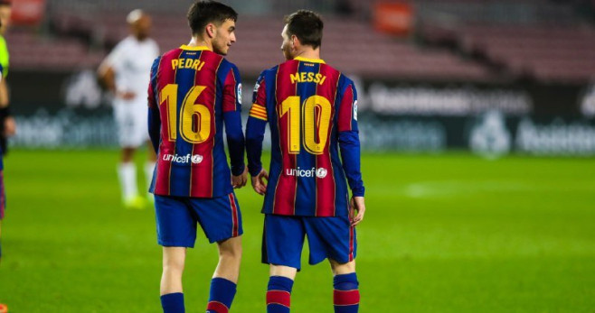Pedri, junto a Messi en una acción contra el Huesca | FCB