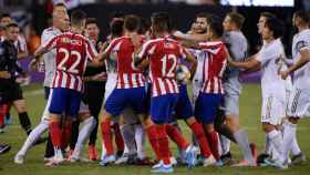 Jugadores del Atlético de Madrid y Real Madrid se enfrentan en un derbi / EFE