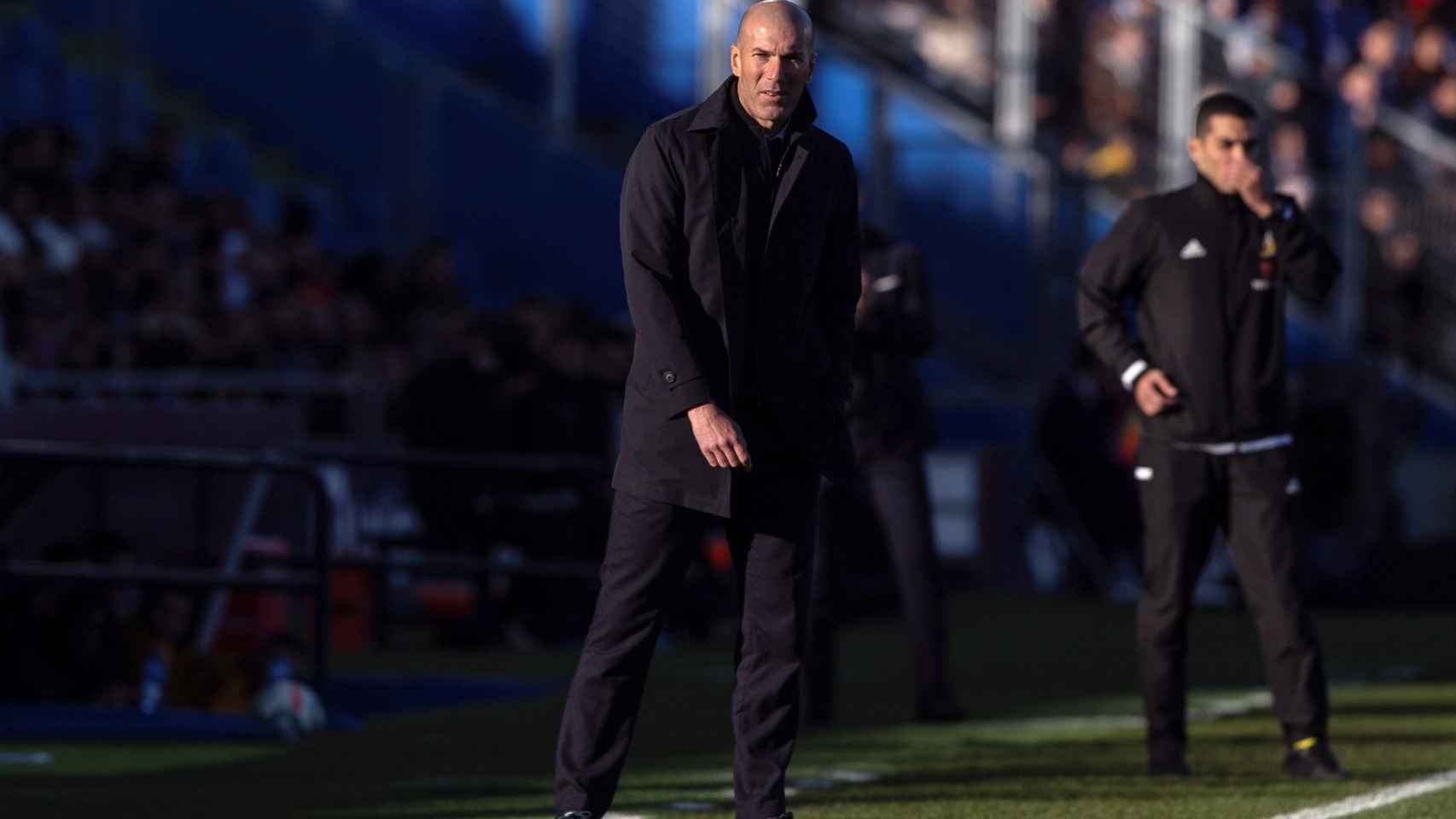 Zidane dando órdenes en la banda contra el Getafe / EFE