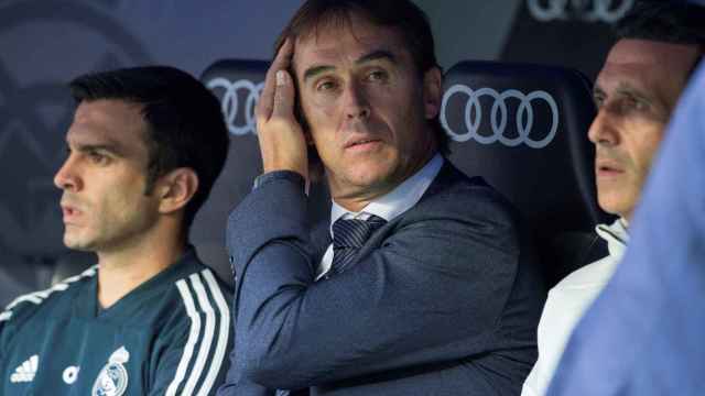 Lopetegui, preocupado en el banquillo del Bernabéu / EFE