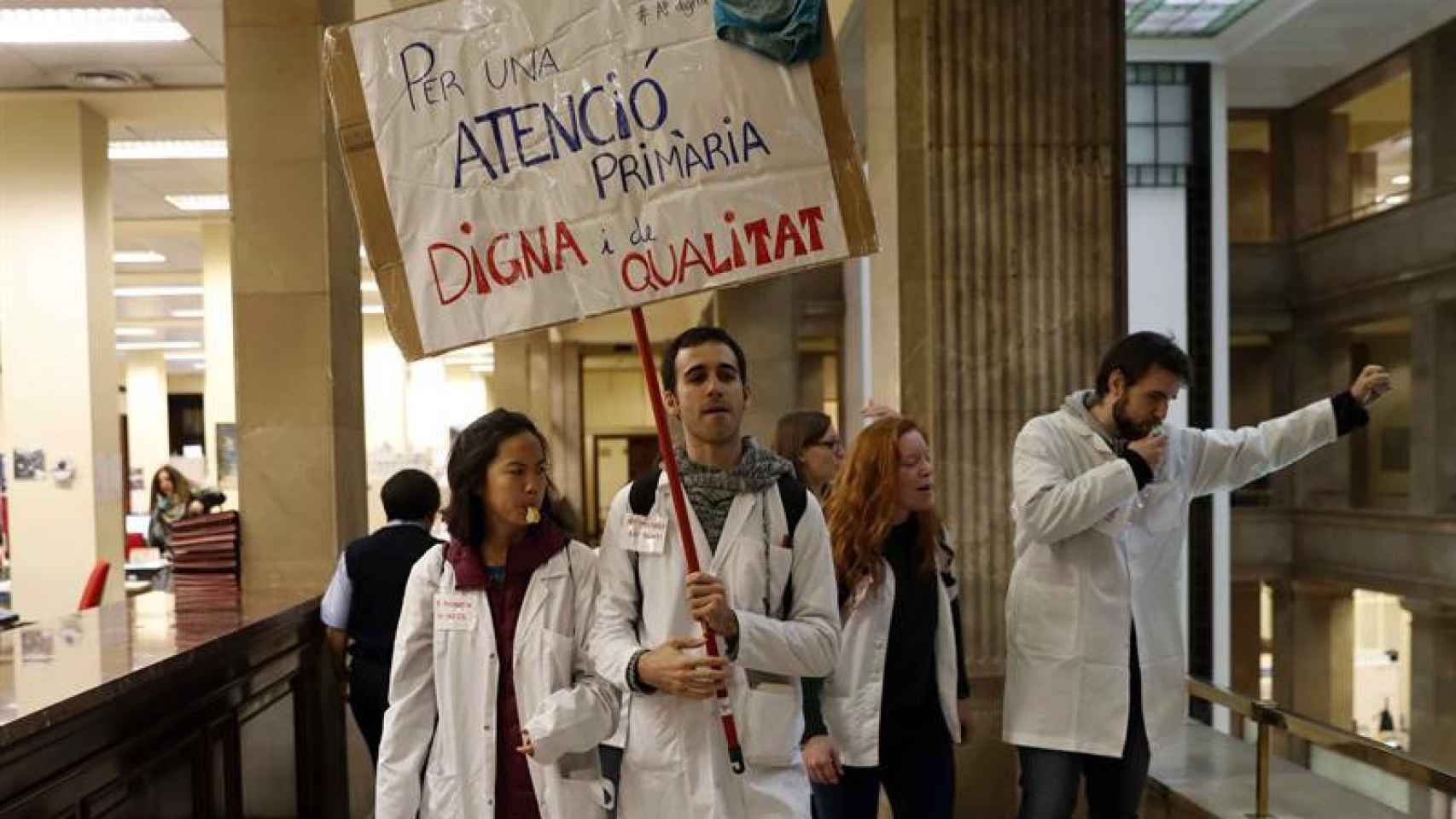Los médicos en huelga han protestado dentro de la sede central del ICS y han acusado al Govern de ineficacia / EFE