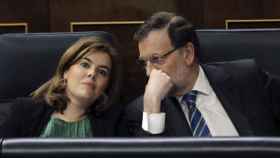 El presidente del Gobierno, Mariano Rajoy, y la vicepresidenta, Soraya Sáenz de Santamaría, en el Congreso