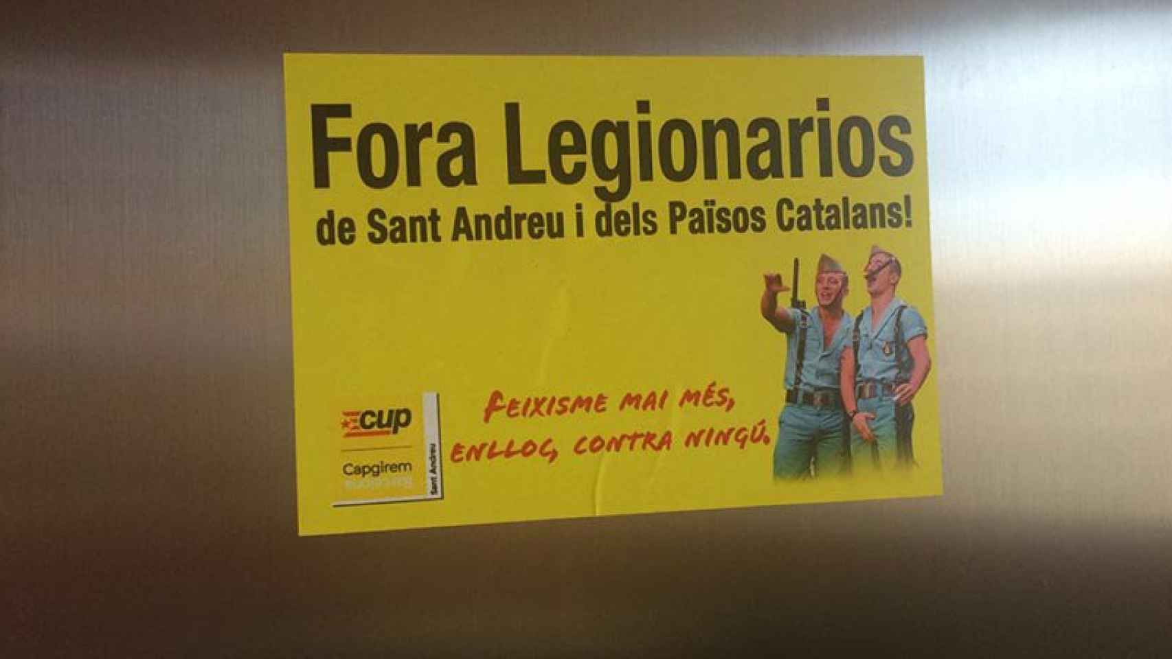 Pegatina de la CUP en el Ayuntamiento de Barcelona contra los legionarios del barrio de Sant Andreu.