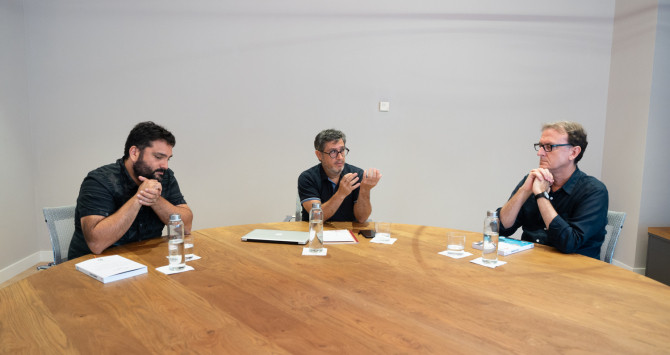 Debate sobre educación y literatura, con Andreu Navarra, Manel Manchón y Manel García  / LUIS MIGUEL AÑÓN (Letra)