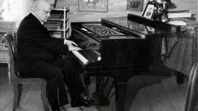 Jean Sibelius delante de un piano