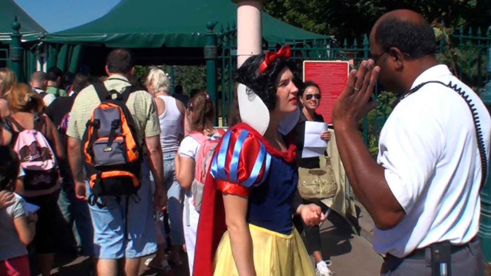 Pilvi Takala disfrazada de Blancanieves en Disneyland / CORTESÍA DE LA ARTISTA