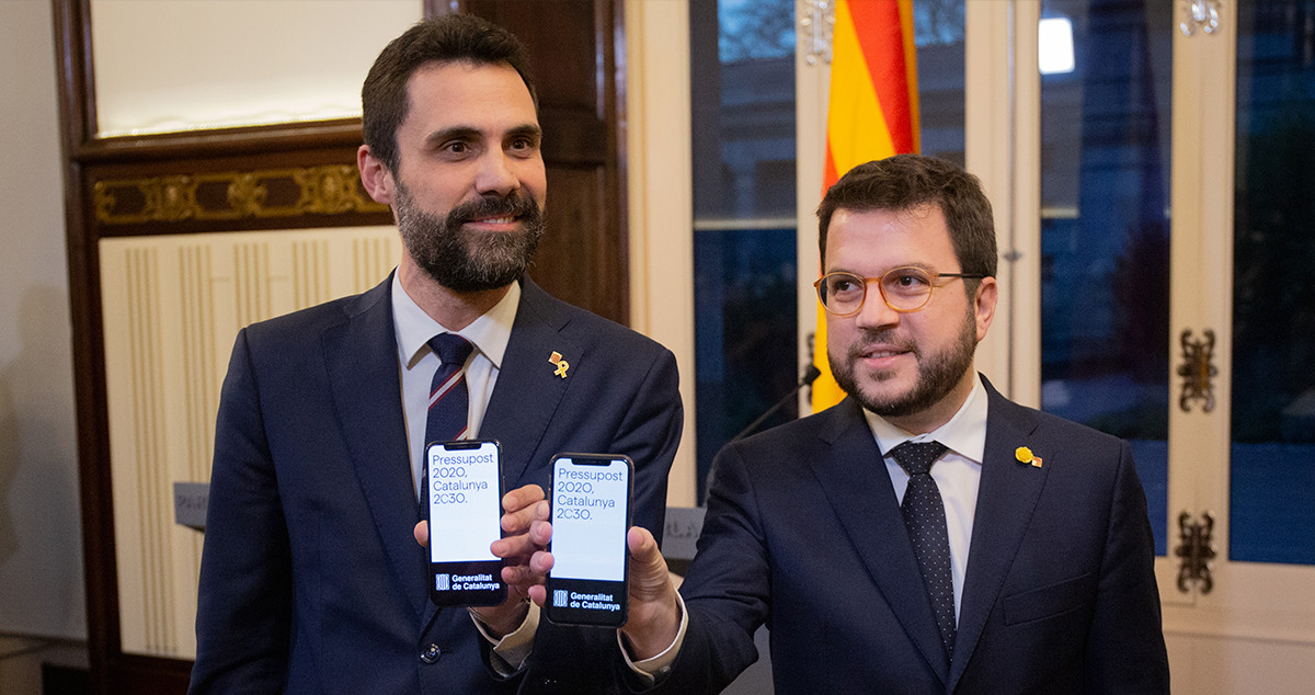 El 'conseller' de Empresa y Trabajo, Roger Torrent (i), y el presidente de la Generalitat, Pere Aragonès (d), con el móvil en la mano / EUROPA PRESS