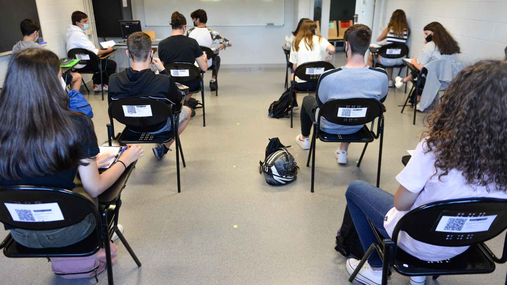 Un grupo de estudiantes, esperan antes de realizar un examen de selectividad, que podrán elegir también en castellano / EUROPA PRESS