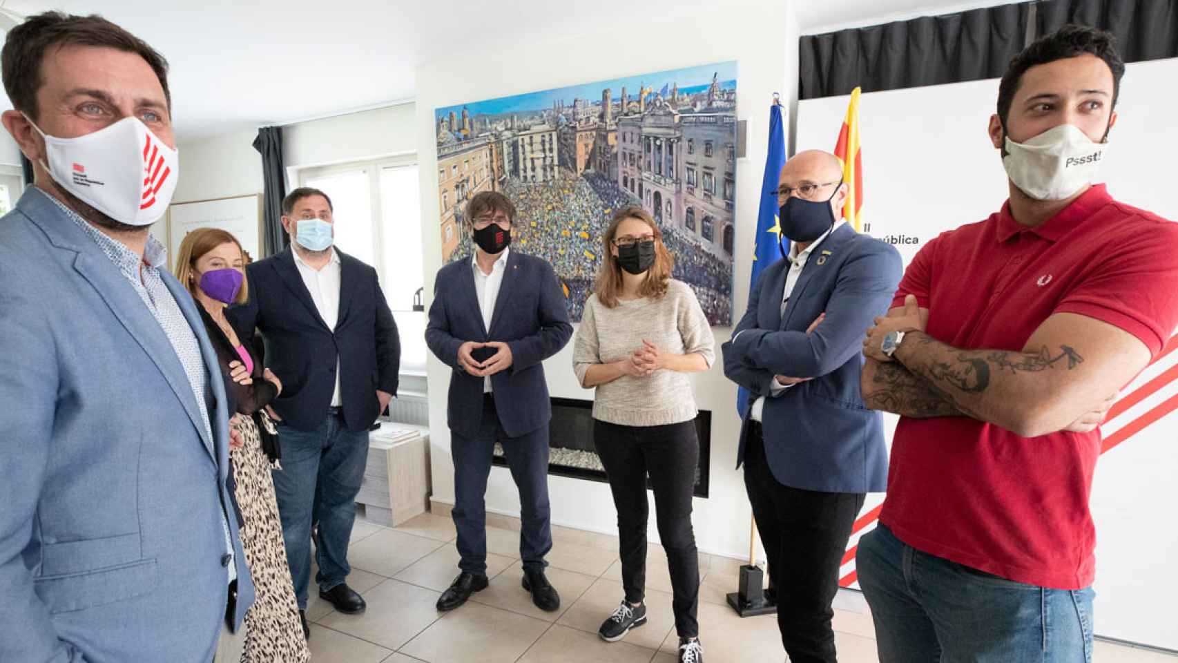 Valtònyc (d), de rojo, con el 'expresident' fugado Carles Puigdemont y otros 'consellers' huidos / EP