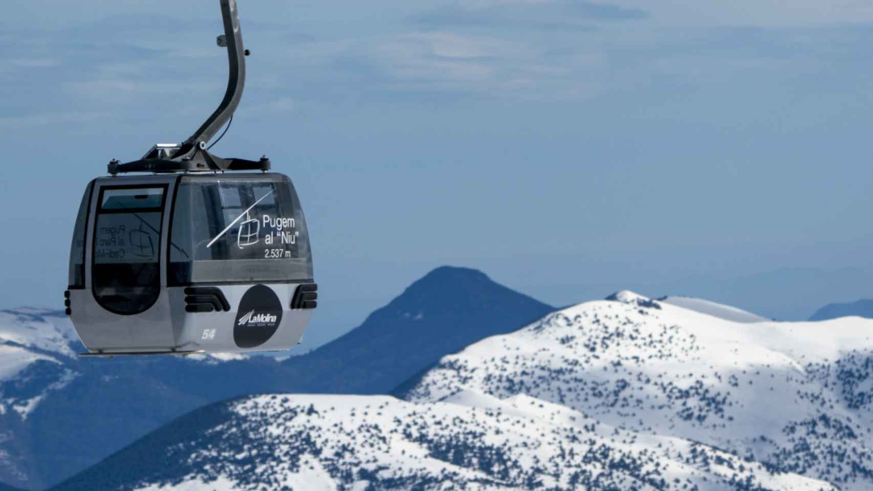 Imagen de un telecabina en la estación de esquí de La Molina, a horcajadas entre el Ripollès y la Cerdanya / LA MOLINA