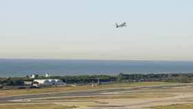 Un avión despega desde una de las pistas del aeropuerto de El Prat / EP