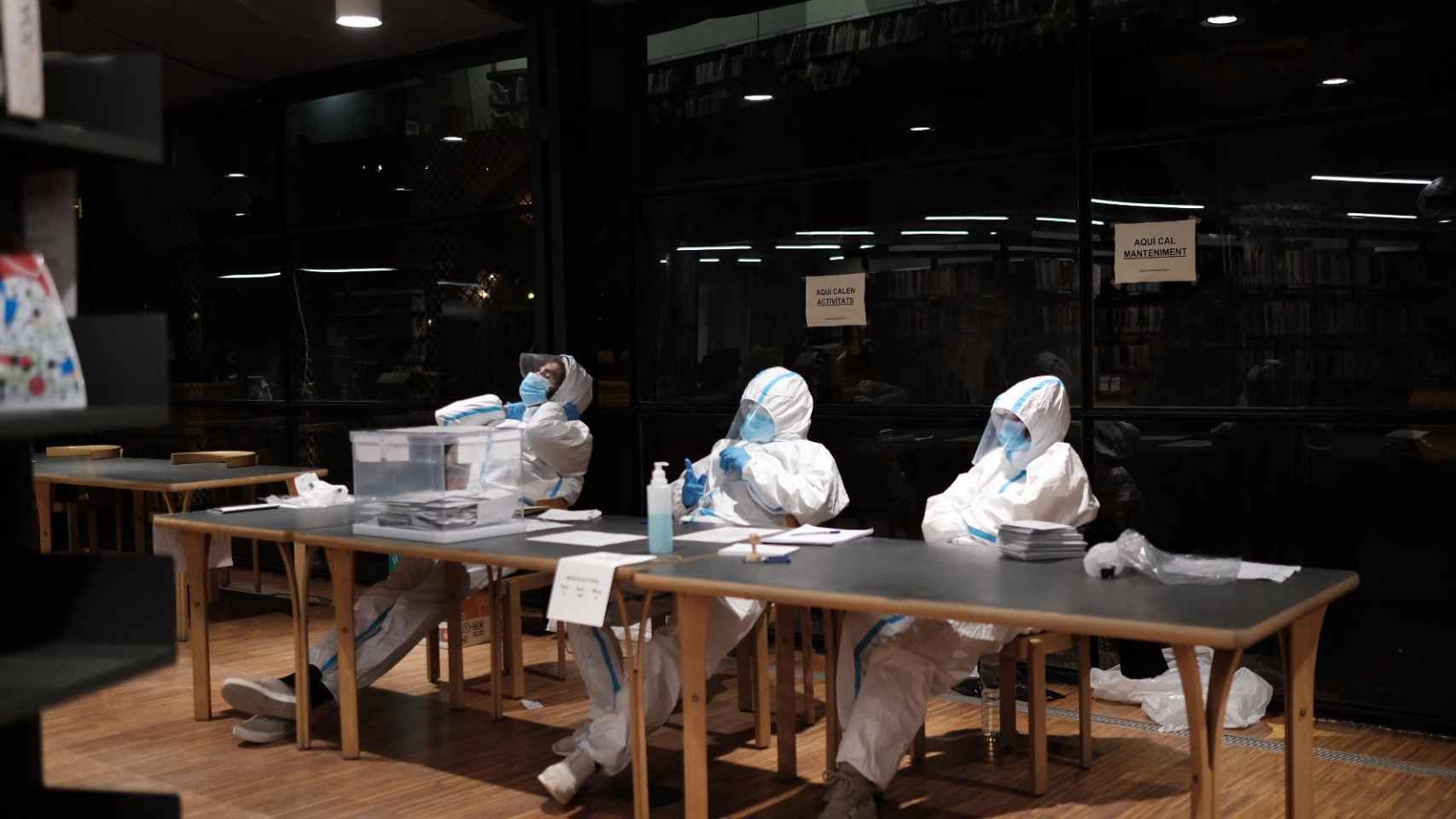 Responsables de la mesa electoral relajándose justo antes de la votación de infectados por Coronavirus a las 19h / PABLO MIRANZO (CG)