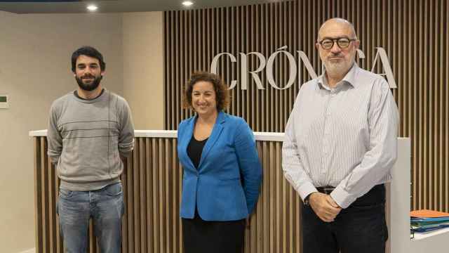 Lucas Ferro (Podem),  Alicia Romero (PSC) y Martí Pachamé (Cs) en las instalaciones de 'Crónica Global' / CG