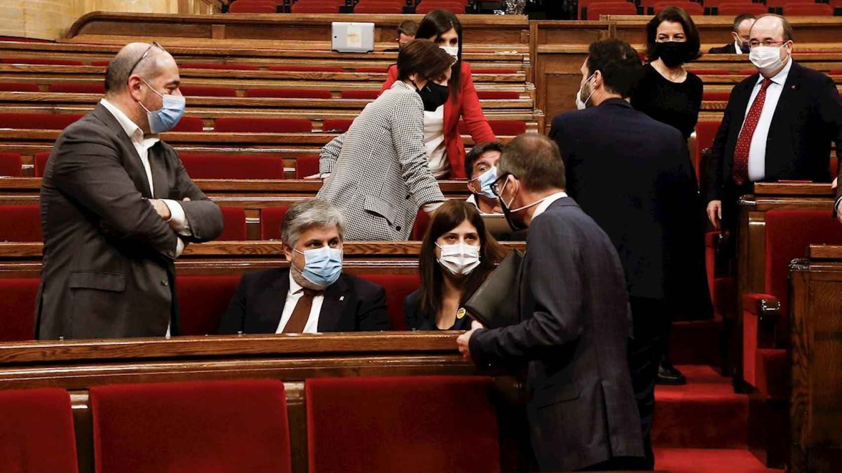 Los diputados de JxCat, Lluís Guinó (i) Albert Batet (c) Gemma Geis (2d) y Josep Costa (d), en el Parlament / EFE