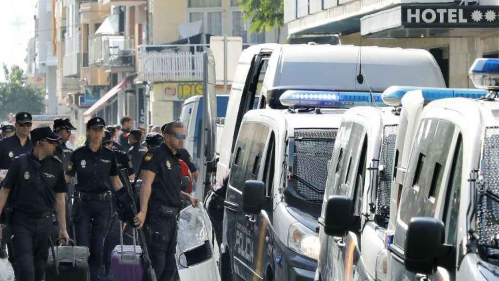 La Policía Nacional abandona un hotel de Pineda de Mar días antes del 1-O / EFE