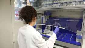 Una biólogatrabaja de una institución de Cataluña con un robot pipeteador para cargar placas de PCR / EUROPA PRESS