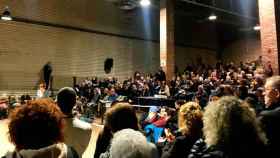 Imagen del encuentro vecinal crítico contra el proyecto del tanatorio de Sants, en Barcelona / CG