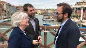 os exconsellers Clara Ponsatí y Toni Comín, y el delegado del Govern en Italia, Luca Bellizzi, en Venecia / @JuntsXCat