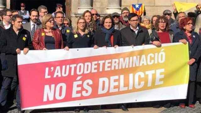 Ada Colau, el lunes, junto a dirigentes del PDeCAT y ERC luciendo una pancarta a favor de la autodeterminación / @manuelvalls