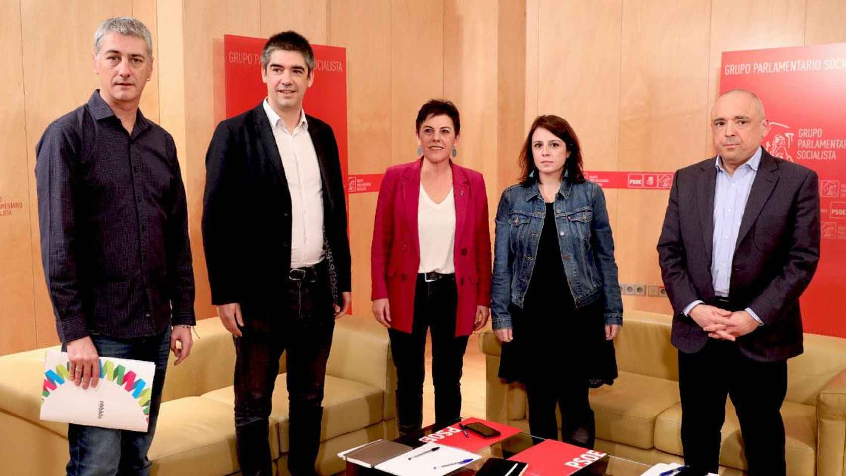 Los representantes de EH-Bildu en las Cortes --Oskar Matute, Gorka Elejabarrieta y Mertxe Aizpurua-- junto a los socialistas Adriana Lastra y Rafael Simancas / EUROPA PRESS