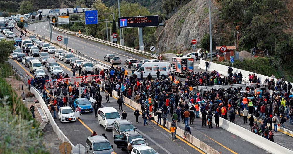 Los independentistas de Tsunami Democràtic bloquean la frontera de España y Francia en su paso por la localidad de la Jonquera. Equivocados / EFE