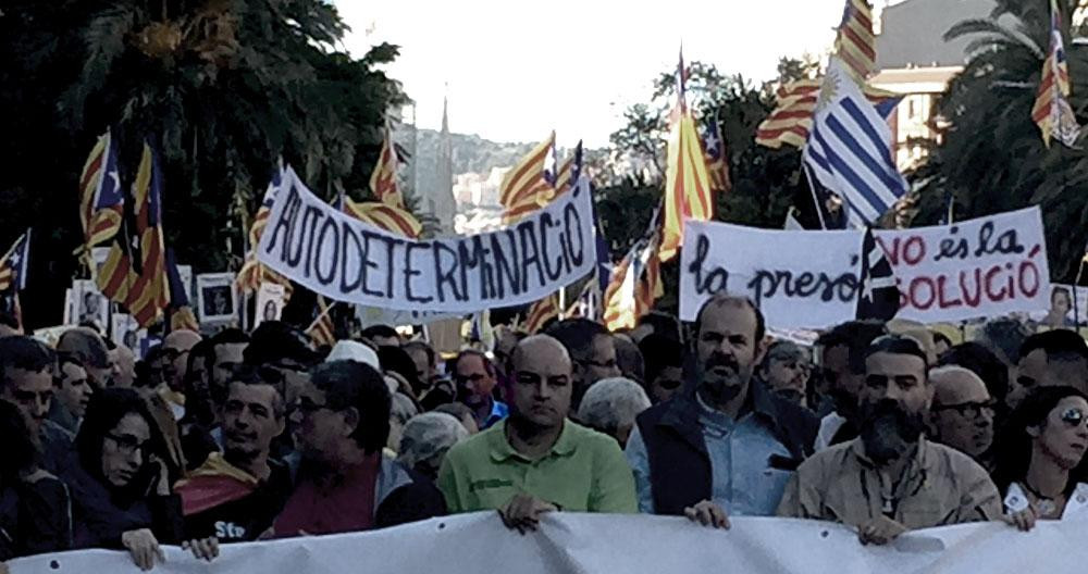 El presidente de la Generalitat, Quim Torra, en la cuarta fila de la manifestación independentista de este sábado / EB