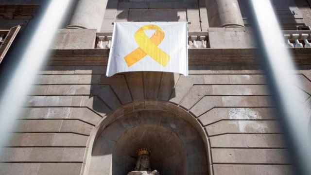 El lazo amarillo colgado por el gobierno municipal de Ada Colau en el Ayuntamiento de Barcelona / CG